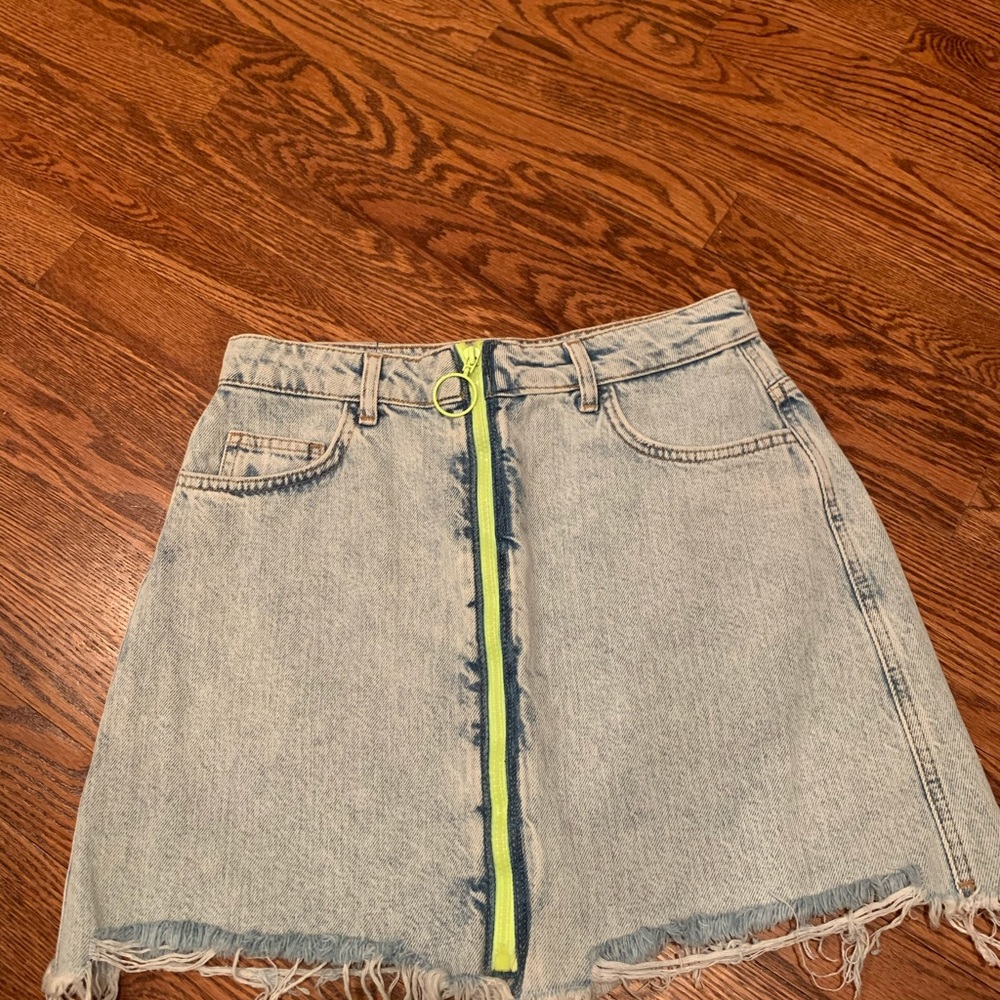 Size 6 women’s mid rise denim skirt
